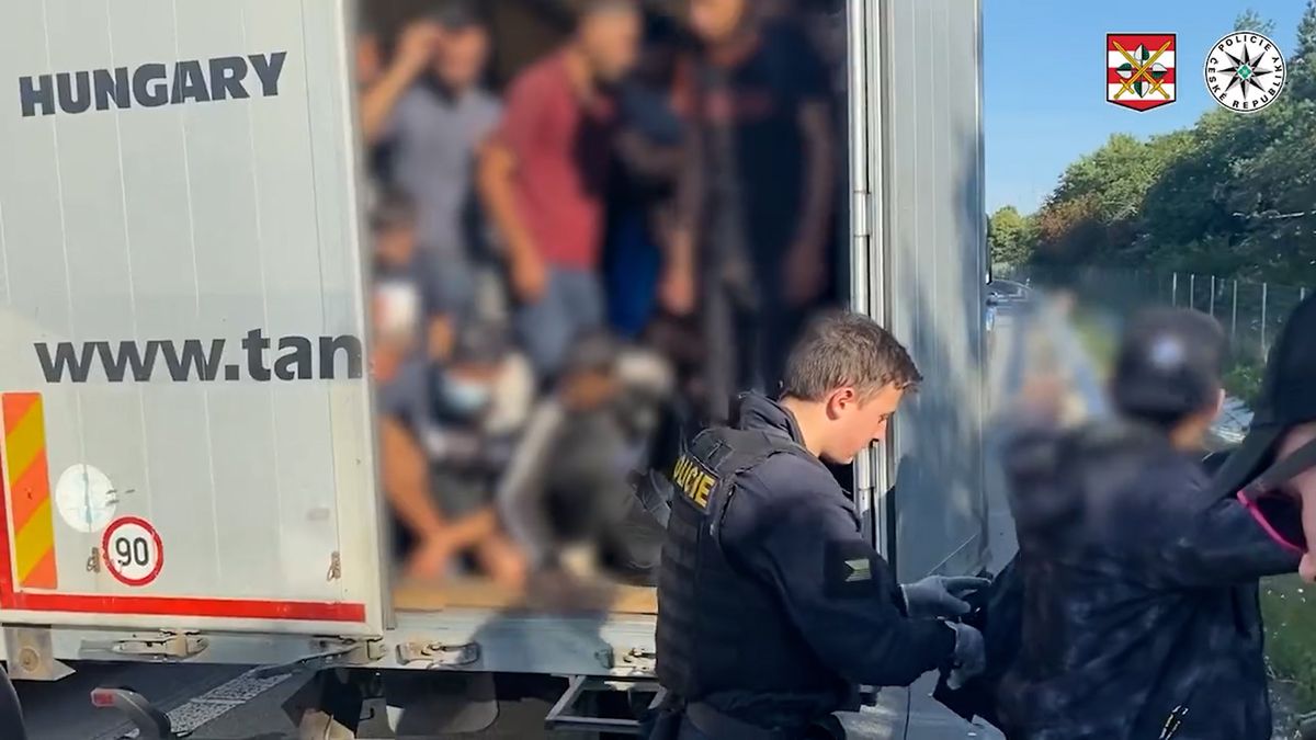 Řidič s policií v zádech nechal náklaďák s 62 migranty na dálnici D1 u Brna a utekl